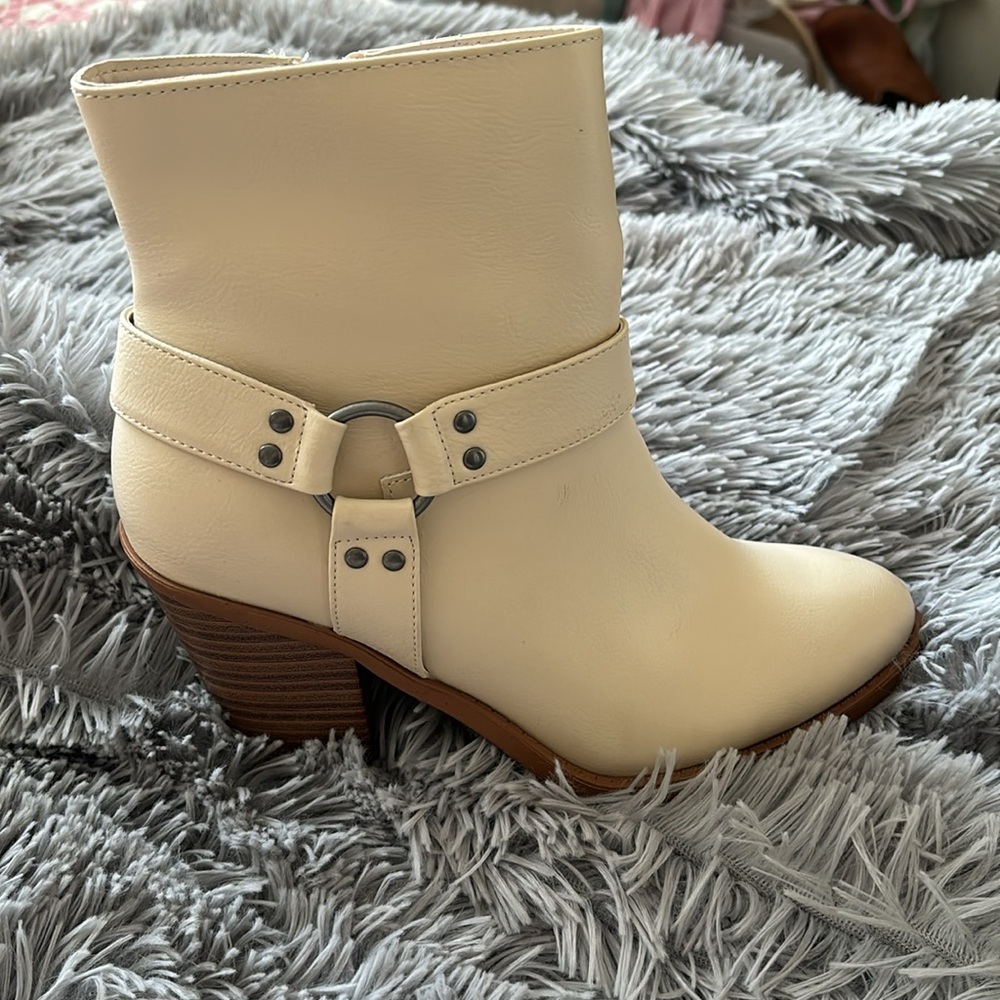 Boots - Picture 2 of 4